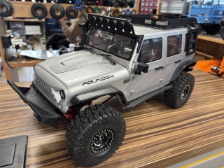 RC Jeep Founder 1/8 expedice